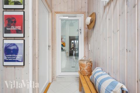 Den rymliga entrén i lyxstuga nr 339 i Nordsjälland