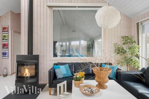 I soffhörnan i lyxstuga 339 i Nordsjälland kan ni spela brädspel eller titta på film tillsammans.