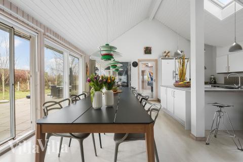 Det stora ljusa vardagsrummet i lyxstuga nr 339 för 16.