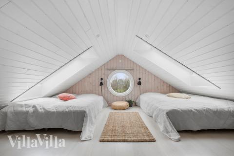 Några av de 16 sovplatserna finns på loftet i lyxstuga nr 339