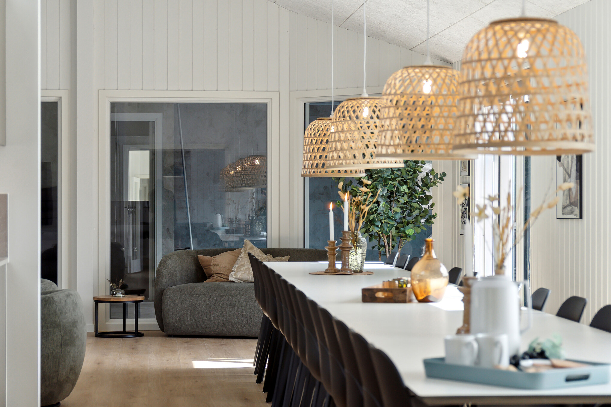 Det stora ljusa vardagsrummet i lyxstuga nr 910 för 30.