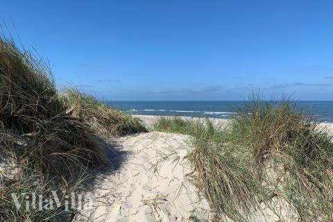 Stranden i närheten av lyxhus 698.