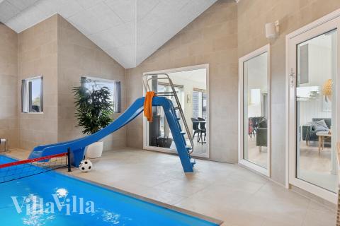 Sommarstuga 656 är inredd med en smakfull poolavdelning som har vattenrutschbana, ett stort inbyggt spapad och bastu