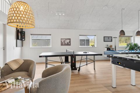 Lyxstuga 656 för 20 personer har ett stort aktivitetsrum med bl.a. biljard och dart