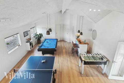 Aktivitetsrum i lyxstuga nr 656 med 8 sovrum och plats för 20 personer.