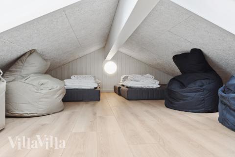 Några av de 20 sovplatserna finns på loftet i lyxstuga nr 656