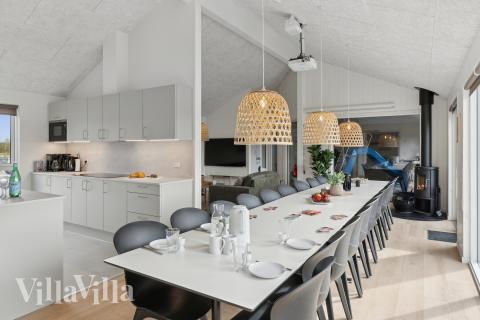 Det stora ljusa vardagsrummet i lyxstuga nr 656 för 20.