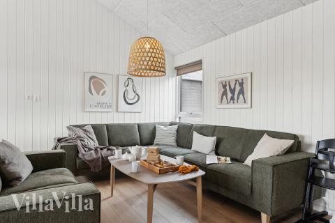 I soffhörnan i lyxstuga 656 i Nordjylland kan ni spela brädspel eller titta på film tillsammans.