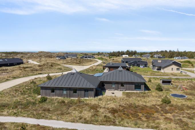 Den praktfulla poolstugan nr 607 med plats för 18 personer ligger i Nordjylland