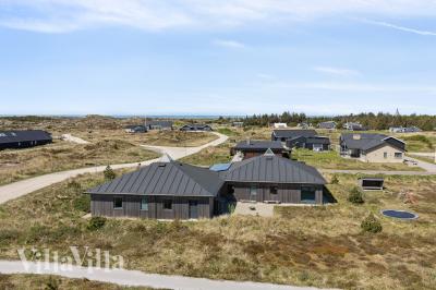 Den praktfulla poolstugan nr 607 med plats för 18 personer ligger i Nordjylland