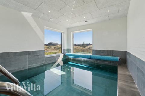 Sommarstuga 607 är inredd med en smakfull poolavdelning som har vattenrutschbana, ett stort inbyggt spapad och bastu