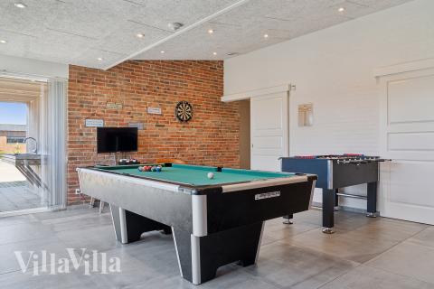 Förutom de många timmar som du kan tillbringa i stugans poolavdelning erbjuder lyxstuga 607 även biljard, bordtennis och dart