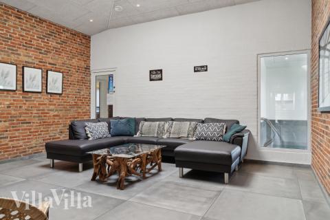 Soffhörnan i lyxstuga 607 i Nordjylland.