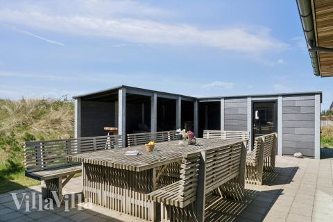 Lyxstuga nr 607 har en härlig terrass med sköna trädgårdsmöbler för 18 personer.