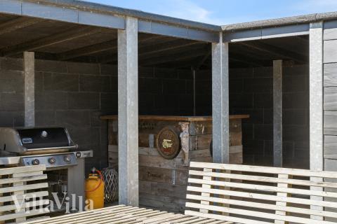 På terrassen i sommarhus nr 607 finns det plats för upp till 18 gäster.