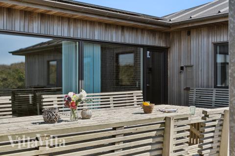 Stor terrass i lyxstuga nr 607 i Nordjylland.
