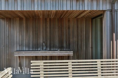 Njut av en grillkväll på terrassen i lyxstuga nr 607 i Nordjylland