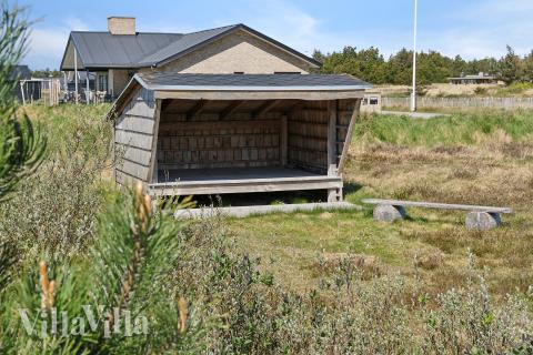 Till den trevliga sommarstugan nr 607 i Nordjylland erbjuds en mängd utomhusaktiviteter, t.ex. lektorn och gungor