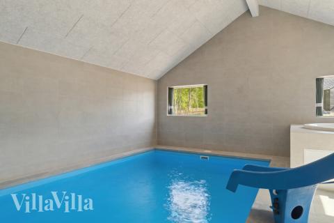 Den härliga poolen i lyxstuga nr 803 för 16 personer