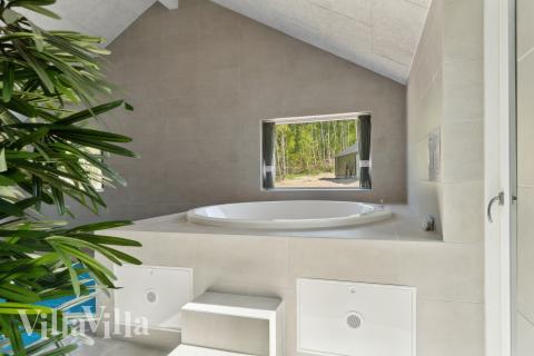 Njut av spabadets värme i lyxstuga nr 803 i Østjylland