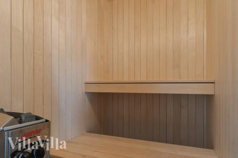 Njut av bastuvärmen i lyxstuga nr 803 för 16 personer