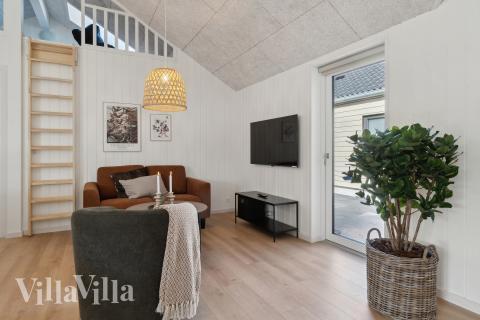 Förutom de många timmar som du kan tillbringa i stugans poolavdelning erbjuder lyxstuga 803 även biljard, bordtennis och dart