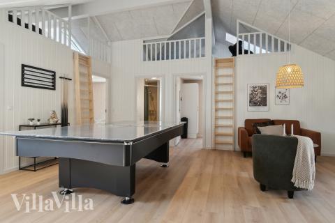 Lyxstuga 803 för 16 personer har ett stort aktivitetsrum med bl.a. biljard och dart