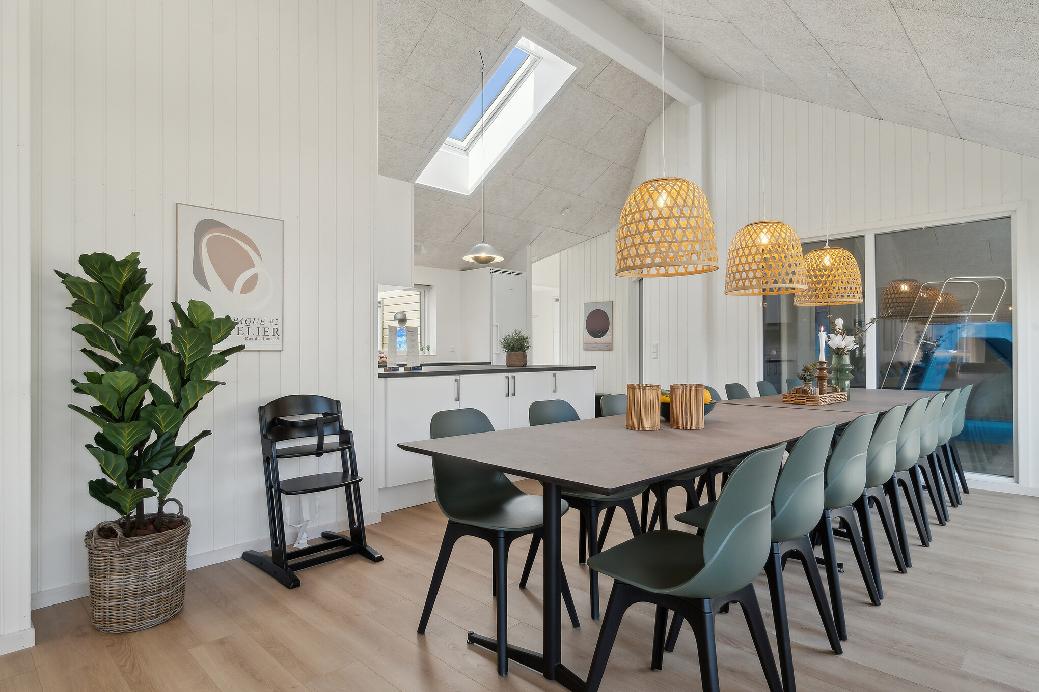 Det stora ljusa vardagsrummet i lyxstuga nr 803 för 16.
