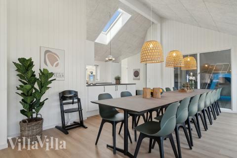 Det stora ljusa vardagsrummet i lyxstuga nr 803 för 16.