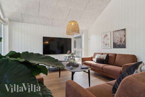 I soffhörnan i lyxstuga 803 i Østjylland kan ni spela brädspel eller titta på film tillsammans.