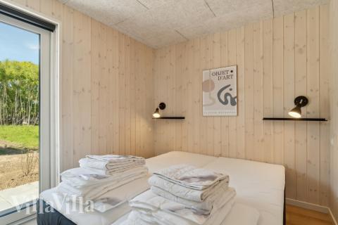 Ett av de 6 utmärkta sovrummen i lyxstuga nr 803 i Østjylland.