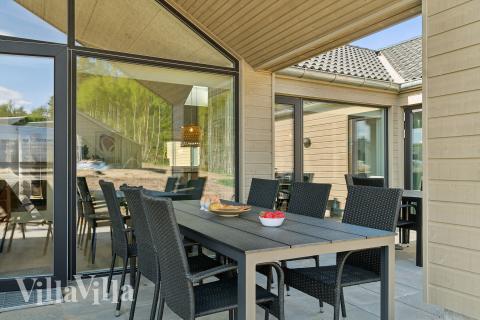 Lyxstuga nr 803 har en härlig terrass med sköna trädgårdsmöbler för 16 personer.