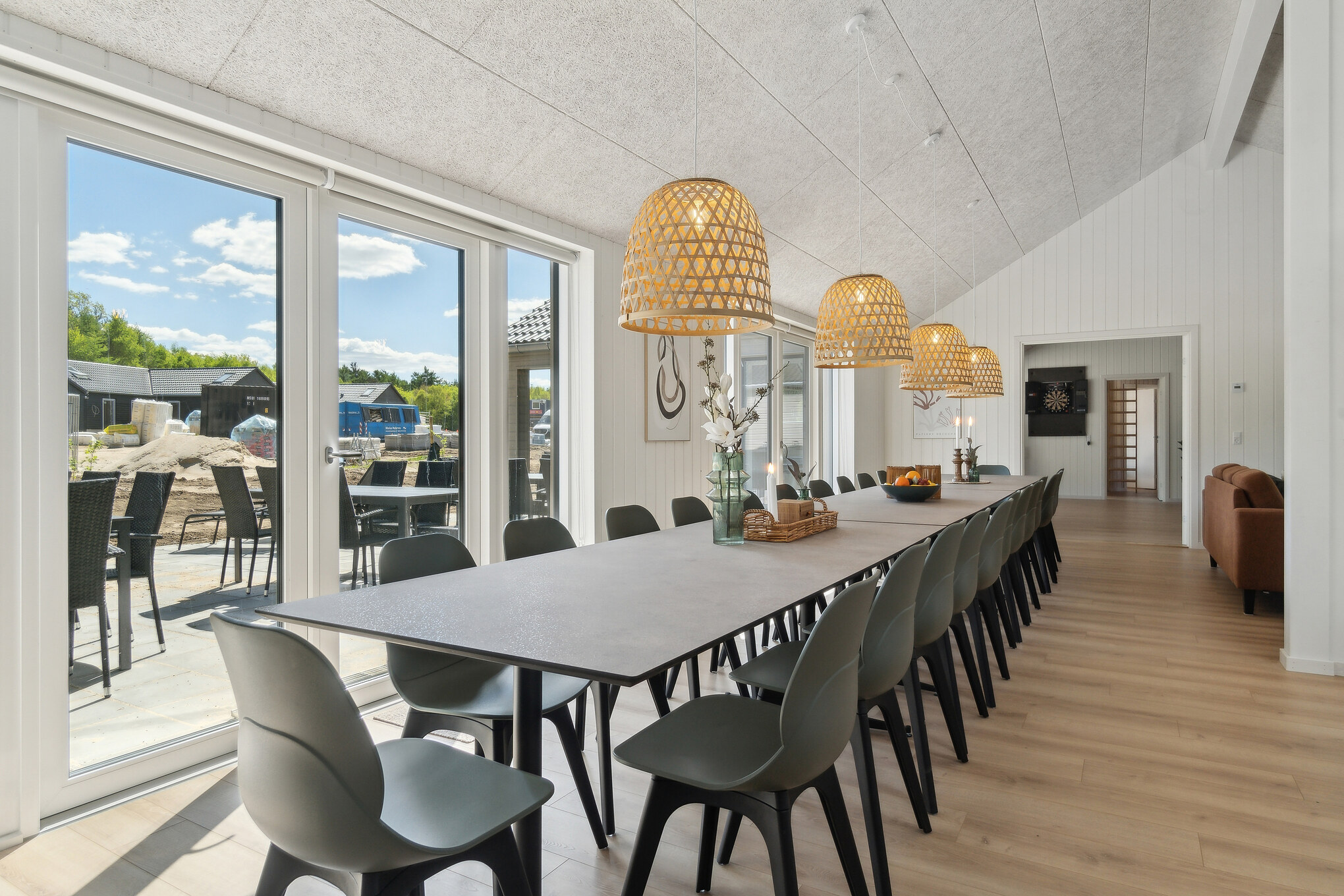Det stora ljusa vardagsrummet i lyxstuga nr 807 för 26.