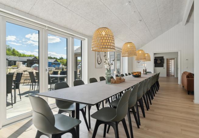 Det stora ljusa vardagsrummet i lyxstuga nr 807 för 26.