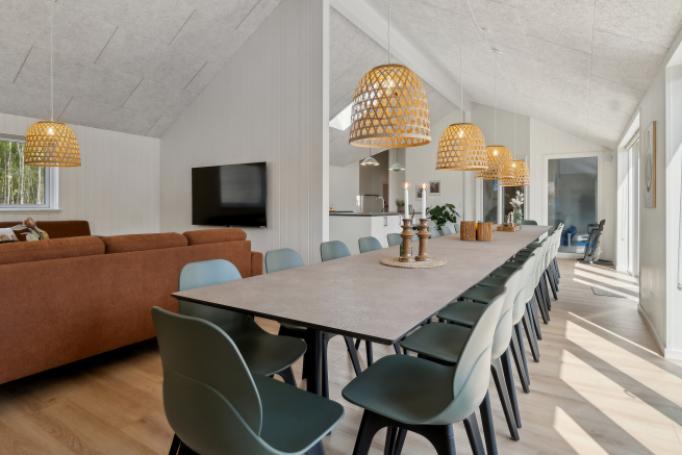 Det stora ljusa vardagsrummet i lyxstuga nr 807 för 26.