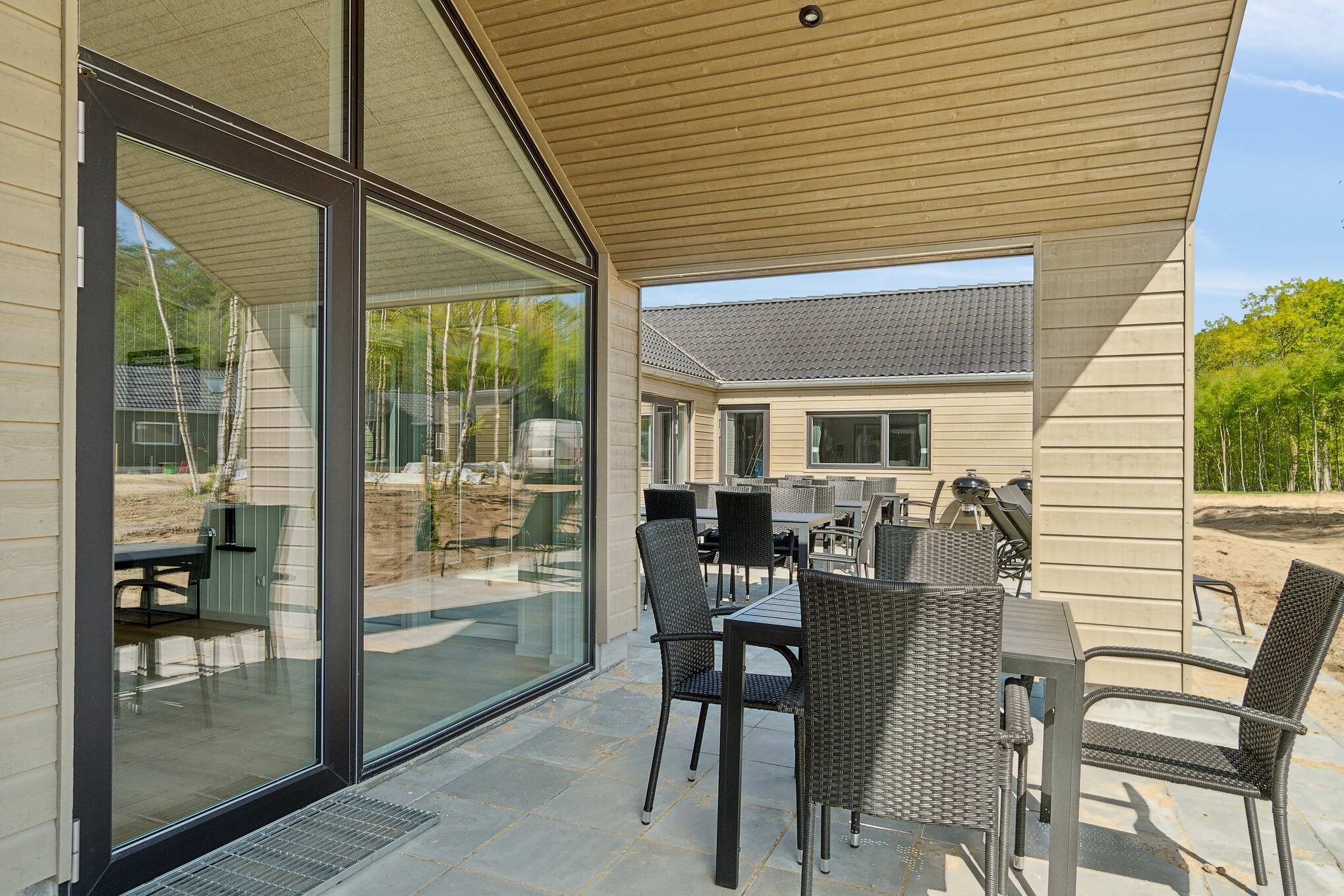 Njut av en grillkväll på terrassen i lyxstuga nr 807 i Østjylland
