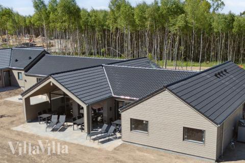 Den praktfulla poolstugan nr 803 med plats för 16 personer ligger i Østjylland