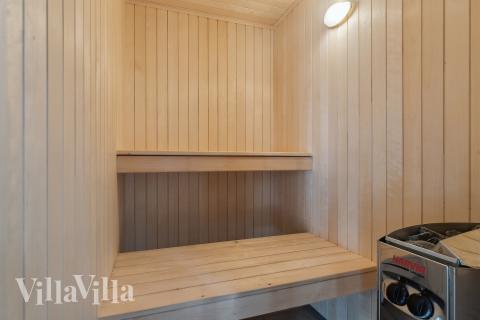 Njut av bastuvärmen i lyxstuga nr 809 för 24 personer