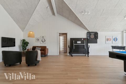 Lyxstuga 809 för 24 personer har ett stort aktivitetsrum med bl.a. biljard och dart