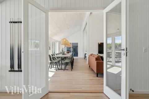 Det stora ljusa vardagsrummet i lyxstuga nr 809 för 24.