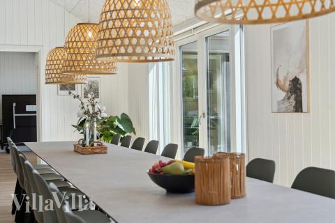 Vardagsrummet i lyxstuga nr. 809 har plats för 24 personer.