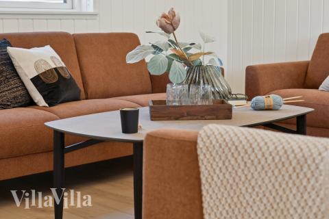 I soffhörnan i lyxstuga 809 i Østjylland kan ni spela brädspel eller titta på film tillsammans.