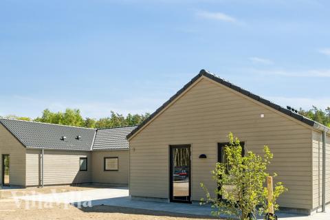 Den praktfulla poolstugan nr 809 med plats för 24 personer ligger i Østjylland