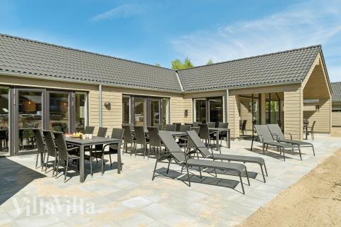 Lyxstuga nr 809 har en härlig terrass med sköna trädgårdsmöbler för 24 personer.