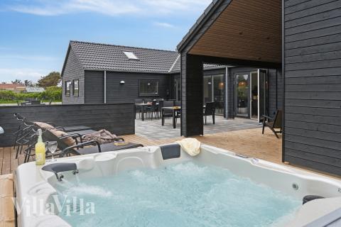 Det finns bubbelpool och 8 sovrum i lyxstuga nr 659.