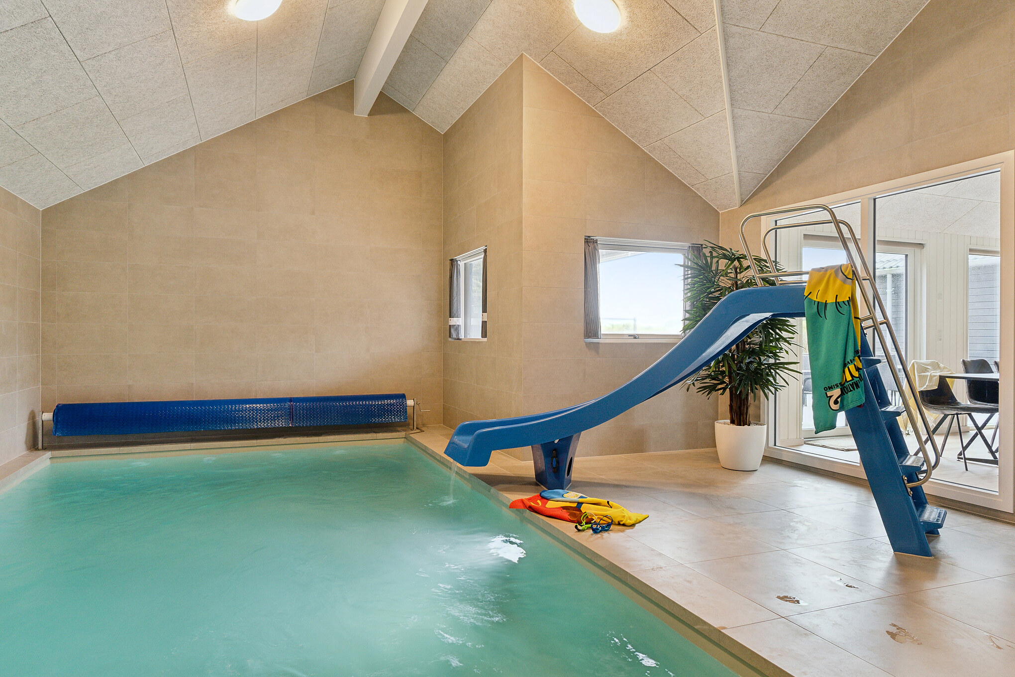 Sommarstuga 659 är inredd med en smakfull poolavdelning som har vattenrutschbana, ett stort inbyggt spapad och bastu