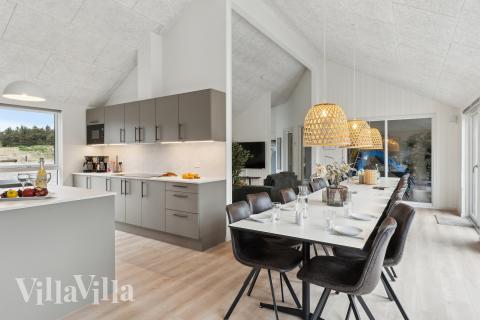 Det stora ljusa vardagsrummet i lyxstuga nr 659 för 20.