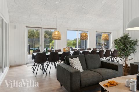 Ni kan sitta 20 personer tillsammans i vardagsrummet när ni besöker lyxhus nr 659 i Nordjylland.