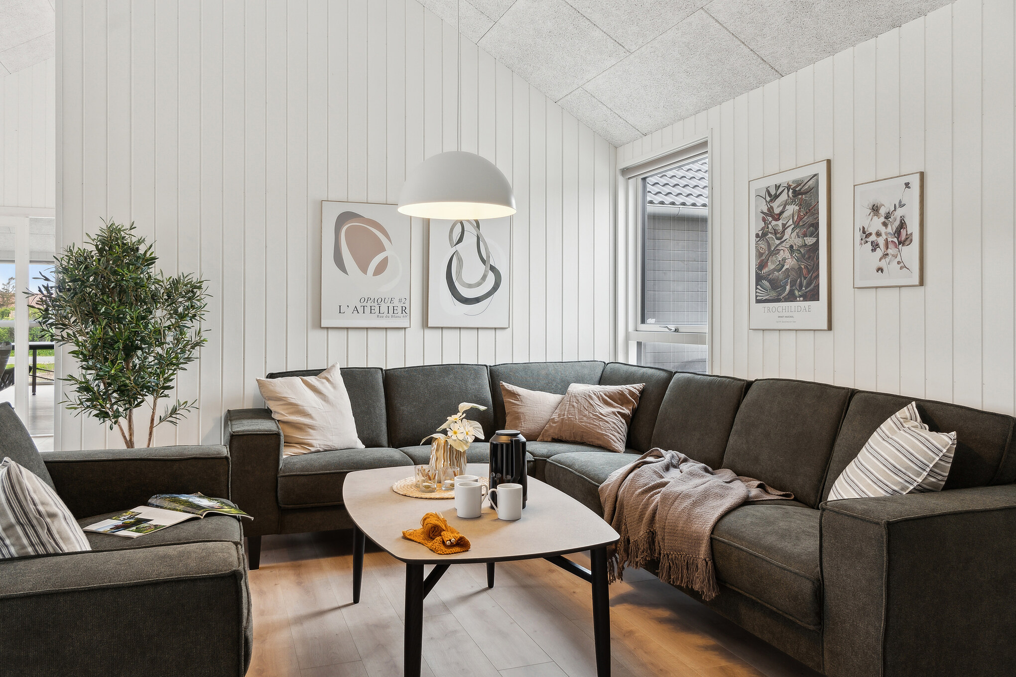 Soffhörnan i lyxstuga 659 i Nordjylland.