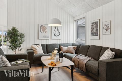 Soffhörnan i lyxstuga 659 i Nordjylland.